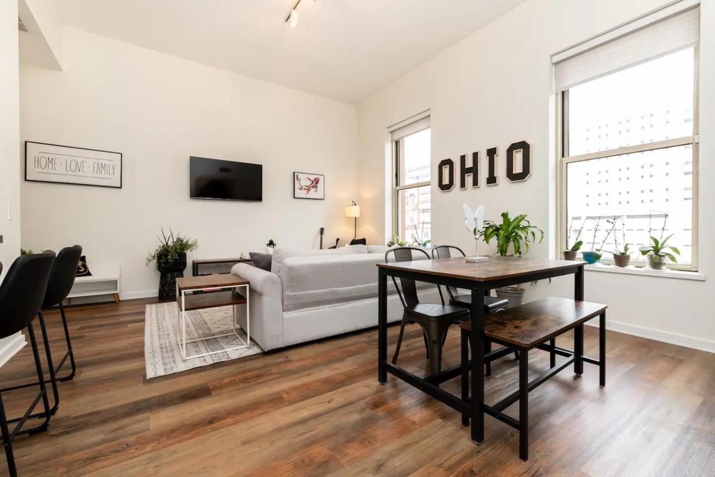 Appartamento Cle Downtown Fun-Work, Play, Relax Airjet Retreat Cleveland Esterno foto